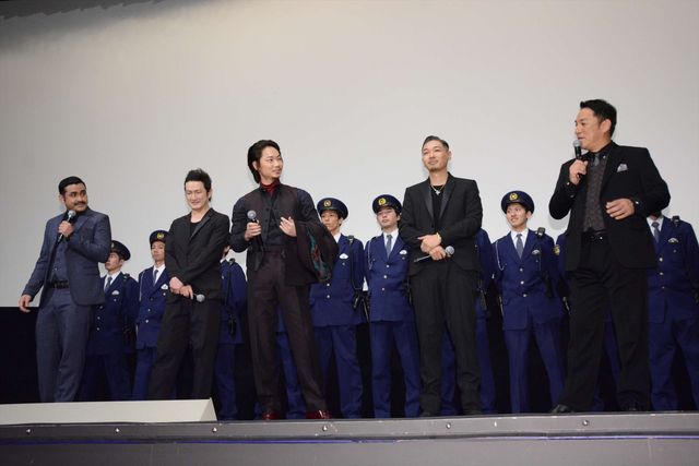 綾野剛「今回は何人殺せばいいんですか？」の質問に“最高の現場”と感じる！映画『日本で一番悪い奴ら』完成披露舞台あいさつフォトギャラリー（16枚目）