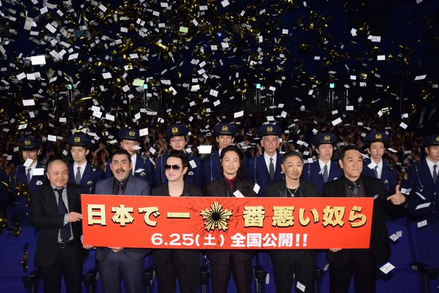 綾野剛「今回は何人殺せばいいんですか？」の質問に“最高の現場”と感じる！映画『日本で一番悪い奴ら』完成披露舞台あいさつフォトギャラリー（17枚目）