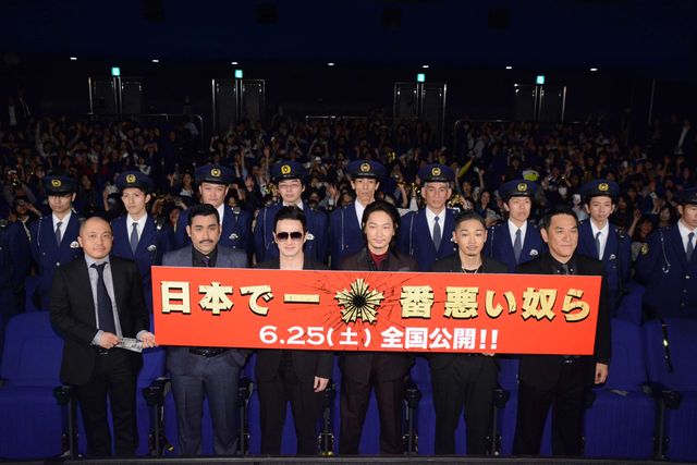 綾野剛「今回は何人殺せばいいんですか？」の質問に“最高の現場”と感じる！映画『日本で一番悪い奴ら』完成披露舞台あいさつフォトギャラリー（18枚目）