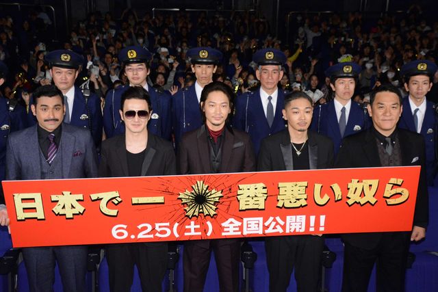 綾野剛「今回は何人殺せばいいんですか？」の質問に“最高の現場”と感じる！映画『日本で一番悪い奴ら』完成披露舞台あいさつフォトギャラリー（19枚目）
