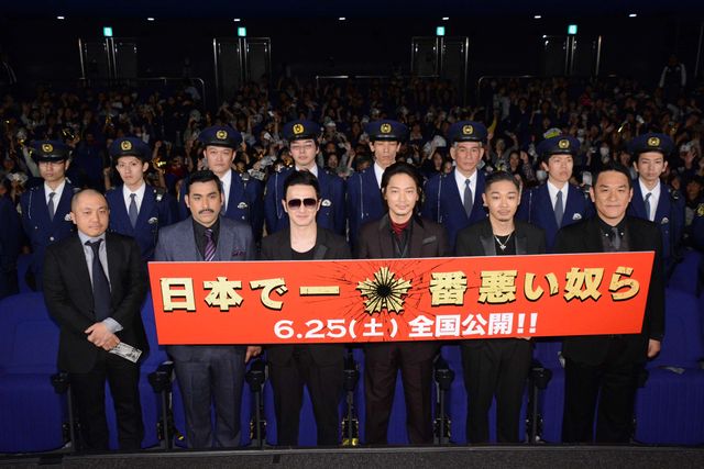 綾野剛「今回は何人殺せばいいんですか？」の質問に“最高の現場”と感じる！映画『日本で一番悪い奴ら』完成披露舞台あいさつフォトギャラリー（20枚目）