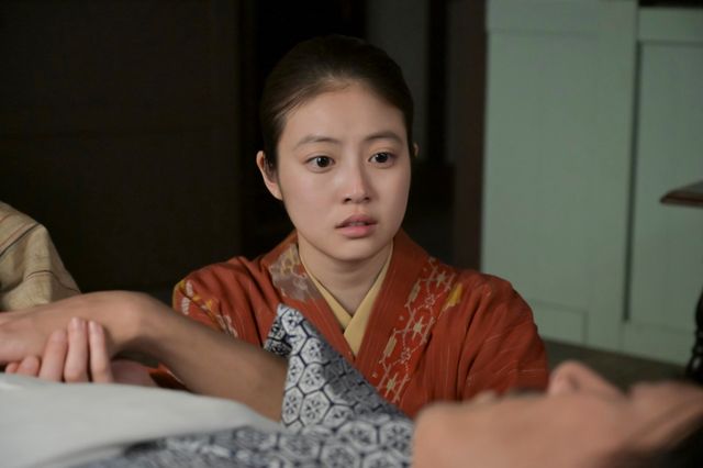 次郎（中島歩）はのぶ（今田美桜）に見守られて…「あんぱん」第13週「サラバ　涙」第62回：フォトギャラリー