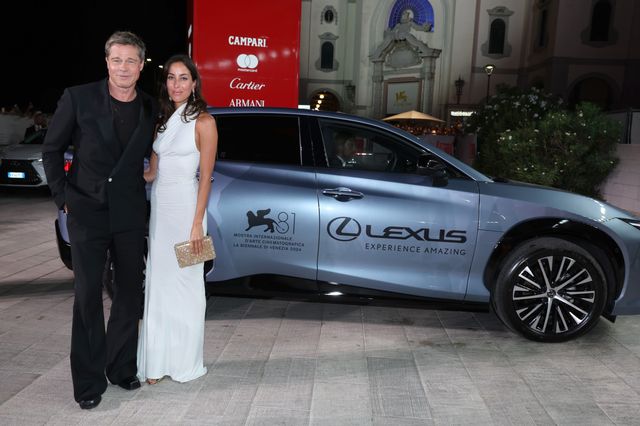 第81回ベネチア映画祭でのブラッド・ピット＆イネス・デ・ラモン（3枚目）