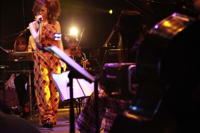 「MTV Unplugged：Chara」ライブ風景：フォトギャラリー