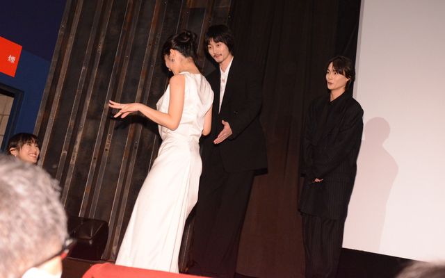 柳俊太郎、よろめく蒔田彩珠をすかさずフォロー 映画『消滅世界』公開記念舞台あいさつ:フォトギャラリー
