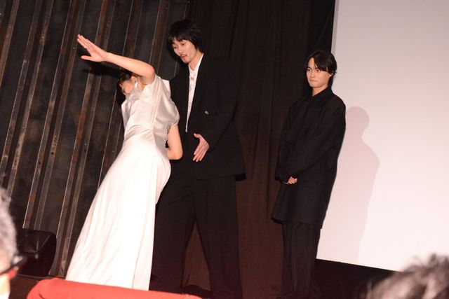 柳俊太郎、よろめく蒔田彩珠をすかさずフォロー　映画『消滅世界』公開記念舞台あいさつ（2枚目）