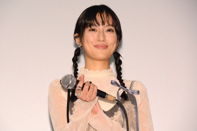 柳俊太郎、よろめく蒔田彩珠をすかさずフォロー　映画『消滅世界』公開記念舞台あいさつ（4枚目）