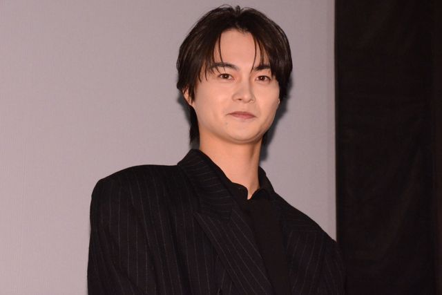 柳俊太郎、よろめく蒔田彩珠をすかさずフォロー　映画『消滅世界』公開記念舞台あいさつ（5枚目）