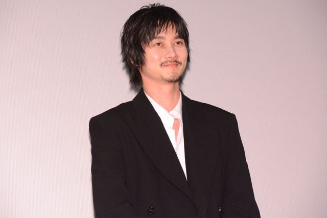 柳俊太郎、よろめく蒔田彩珠をすかさずフォロー　映画『消滅世界』公開記念舞台あいさつ（6枚目）