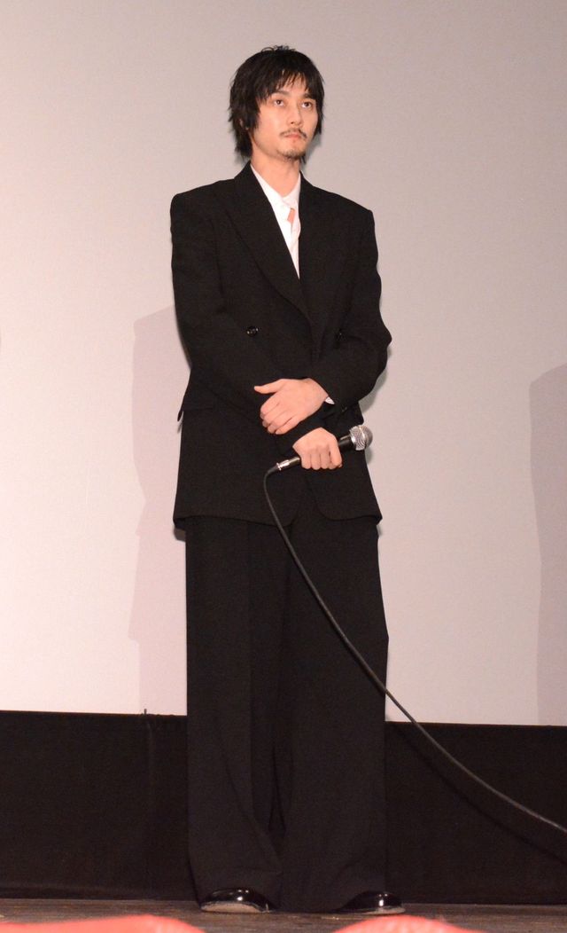 柳俊太郎、よろめく蒔田彩珠をすかさずフォロー　映画『消滅世界』公開記念舞台あいさつ（9枚目）