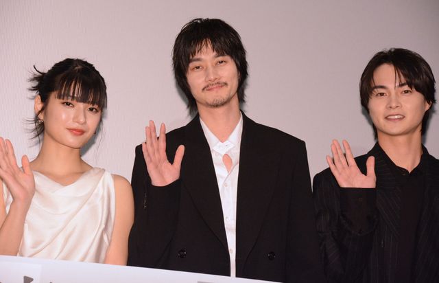 柳俊太郎、よろめく蒔田彩珠をすかさずフォロー　映画『消滅世界』公開記念舞台あいさつ（11枚目）