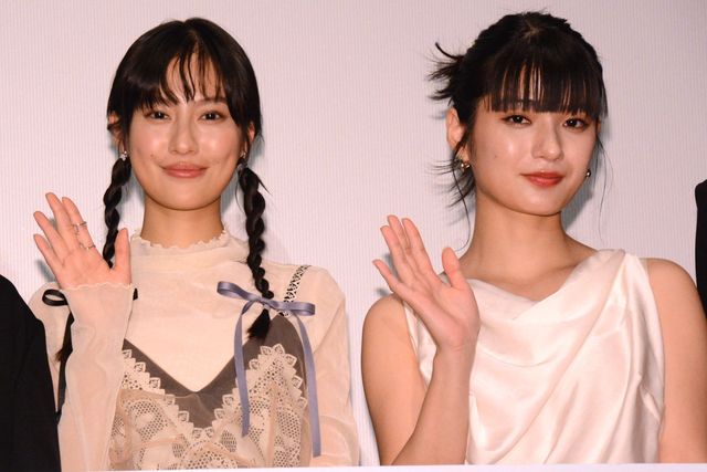 柳俊太郎、よろめく蒔田彩珠をすかさずフォロー　映画『消滅世界』公開記念舞台あいさつ（12枚目）