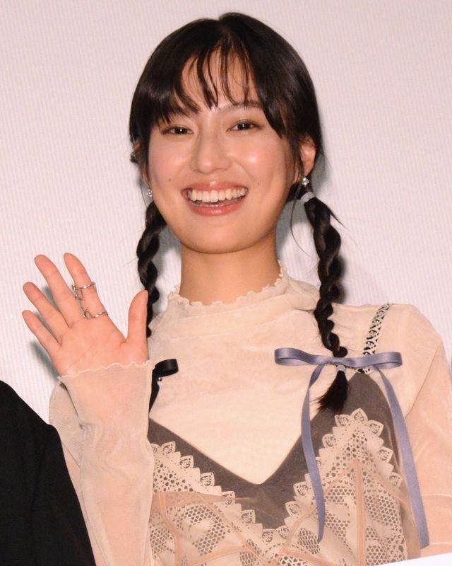柳俊太郎、よろめく蒔田彩珠をすかさずフォロー　映画『消滅世界』公開記念舞台あいさつ（13枚目）