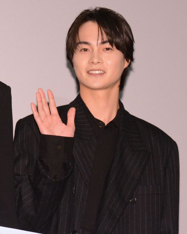 柳俊太郎、よろめく蒔田彩珠をすかさずフォロー　映画『消滅世界』公開記念舞台あいさつ（14枚目）