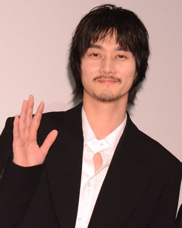 柳俊太郎、よろめく蒔田彩珠をすかさずフォロー　映画『消滅世界』公開記念舞台あいさつ（15枚目）