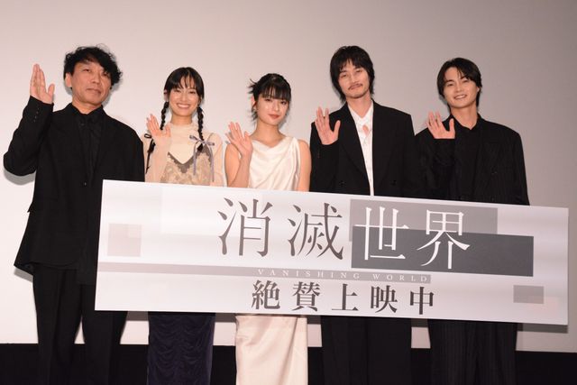 柳俊太郎、よろめく蒔田彩珠をすかさずフォロー　映画『消滅世界』公開記念舞台あいさつ（16枚目）