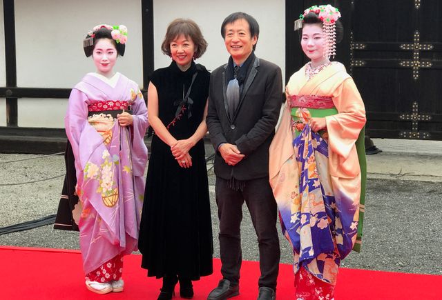 レッドカーペットに登場した浅田美代子（左から2番目）と奥山和由監督