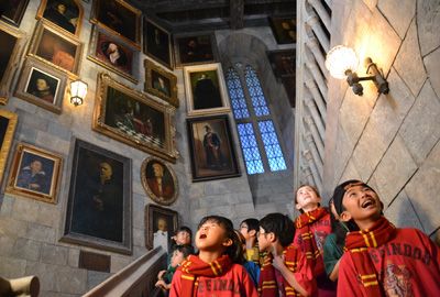 初公開されたホグワーツ城の内部 - 「動く肖像画の廊下」