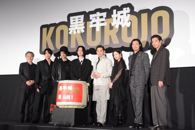 本木雅弘、奇抜衣装で登壇！菅田将暉、吉高由里子らと『黒牢城』初日舞台挨拶：フォトギャラリー