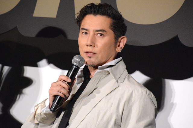 本木雅弘、奇抜衣装で登壇！菅田将暉、吉高由里子らと『黒牢城』初日舞台挨拶（2枚目）