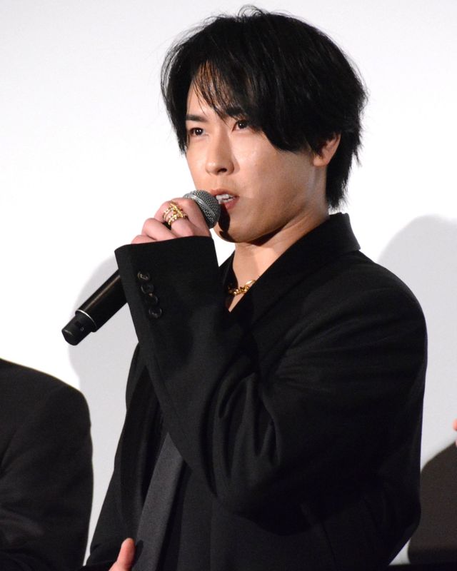 本木雅弘、奇抜衣装で登壇！菅田将暉、吉高由里子らと『黒牢城』初日舞台挨拶（6枚目）
