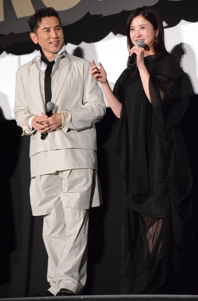 本木雅弘、奇抜衣装で登壇！菅田将暉、吉高由里子らと『黒牢城』初日舞台挨拶（16枚目）