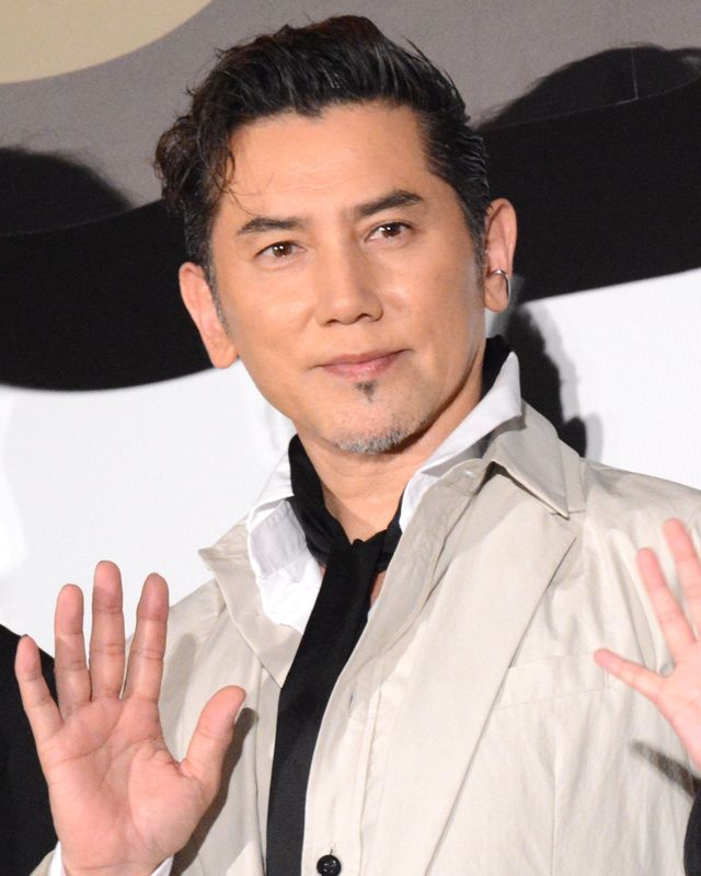 本木雅弘、奇抜衣装で登壇！菅田将暉、吉高由里子らと『黒牢城』初日舞台挨拶（18枚目）