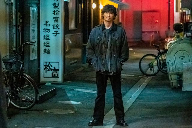 綾野剛主演、新月10ドラマ「アバランチ」初回場面写真（2枚目）