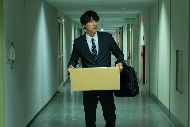 綾野剛主演、新月10ドラマ「アバランチ」初回場面写真（6枚目）