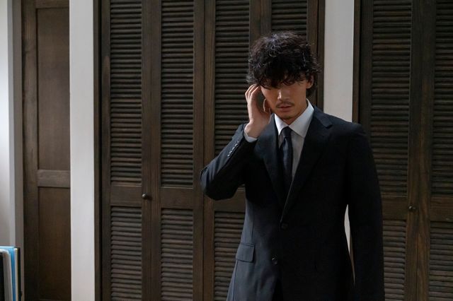 綾野剛主演、新月10ドラマ「アバランチ」初回場面写真（10枚目）