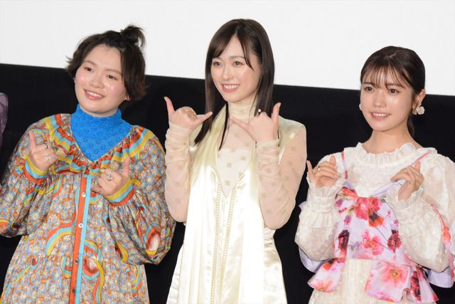 福原遥、美山加恋、富田望生らキュートなドレスで登壇『フラ・フラダンス』初日舞台挨拶（4枚目）