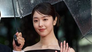 唐田えりか＆知英、美肌きわだつ華麗なドレス姿で登場