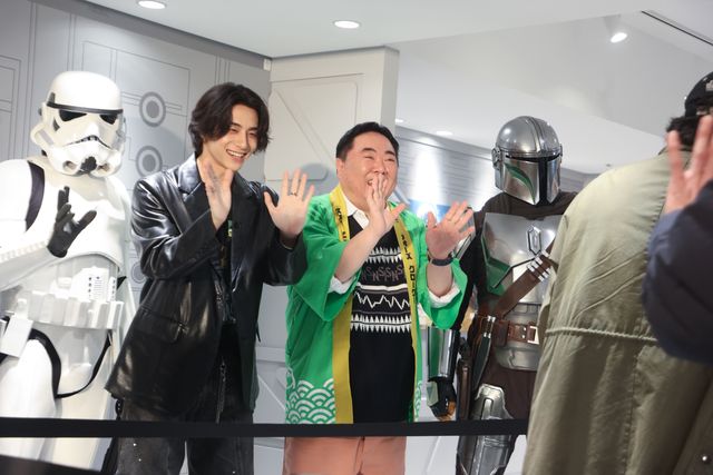 入店する『スター・ウォーズ』ファンを歓迎する西洸人&塚地武雅