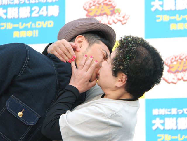 おばちゃん1号から濃厚なキスをうけるココリコ遠藤