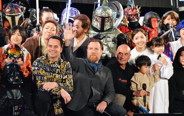 『スター・ウォーズ』キャスト、東京コミコンに集結！テムエラ・モリソンの誕生日をサプライズ祝福：フォトギャラリー