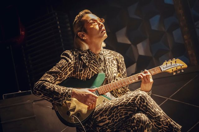 ギターがハマりすぎ…！「パリピ孔明」第8話追加場面写真：フォトギャラリー