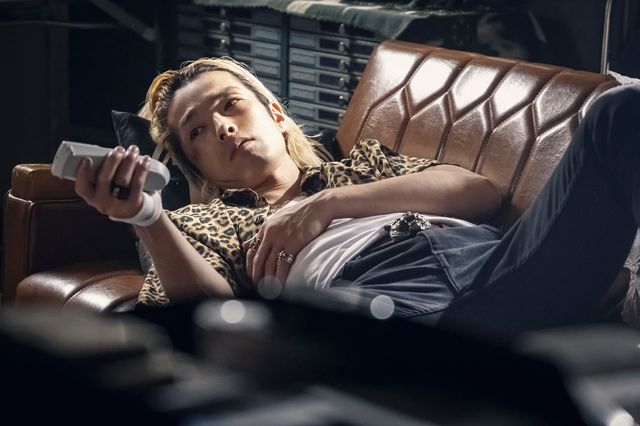 ギターがハマりすぎ…！「パリピ孔明」第8話追加場面写真（4枚目）