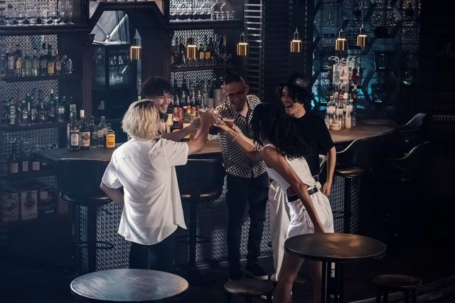 ギターがハマりすぎ…！「パリピ孔明」第8話追加場面写真（5枚目）