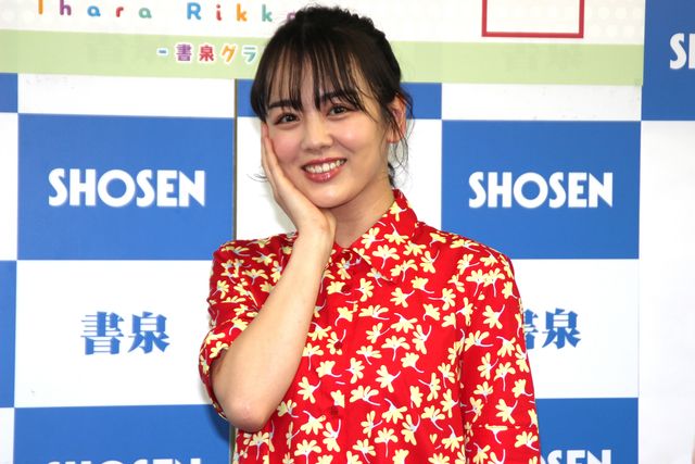 伊原六花、花柄ワンピースが素敵！カレンダー発売記念イベント（6枚目）