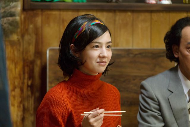 桜庭ななみのバックハグ！『焼肉ドラゴン』フォトギャラリー（2枚目）