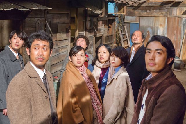 桜庭ななみのバックハグ！『焼肉ドラゴン』フォトギャラリー（3枚目）