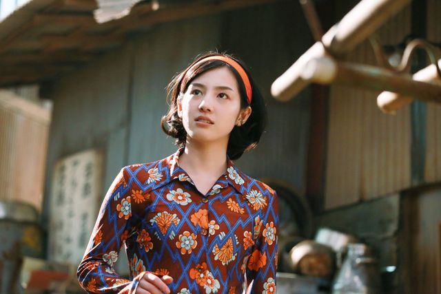 桜庭ななみのバックハグ！『焼肉ドラゴン』フォトギャラリー（4枚目）