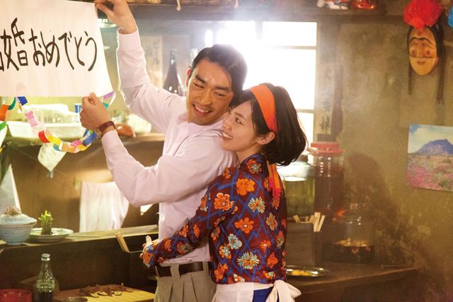 桜庭ななみのバックハグ！『焼肉ドラゴン』フォトギャラリー（5枚目）