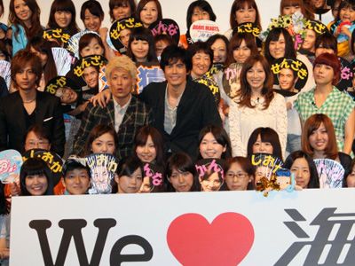 ファンに囲まれた「海猿」メンバー　（左から）三浦翔平、佐藤隆太、伊藤英明、加藤あい、仲里依紗