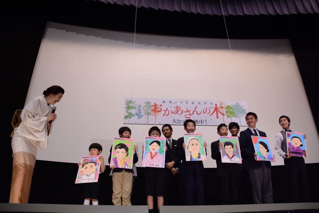 鈴木京香、“息子”たちからのサプライズに感涙！フォトギャラリー（8枚目）