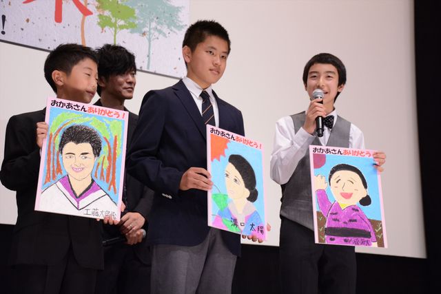 鈴木京香、“息子”たちからのサプライズに感涙！フォトギャラリー（9枚目）