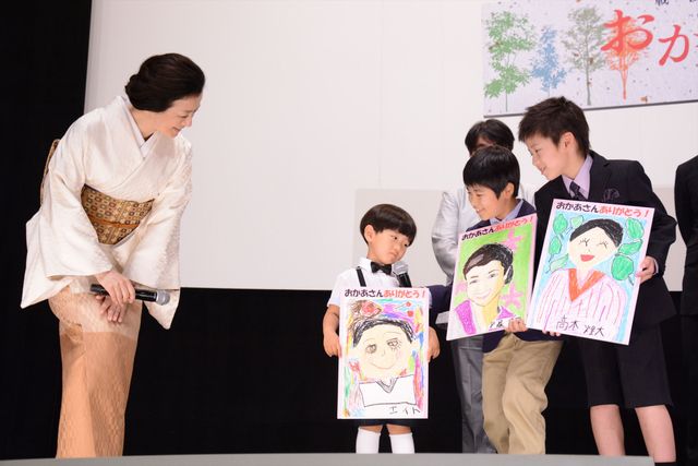 鈴木京香、“息子”たちからのサプライズに感涙！フォトギャラリー（11枚目）