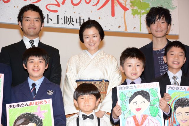 鈴木京香、“息子”たちからのサプライズに感涙！フォトギャラリー（12枚目）