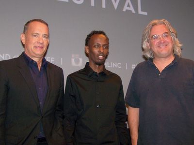 （左から）トム・ハンクス、バークハッド・アブディ、ポール・グリーングラス監督