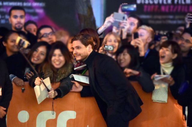 ダニエル・ブリュールがファンとにっこり！トロント映画祭フォトギャラリー：フォトギャラリー